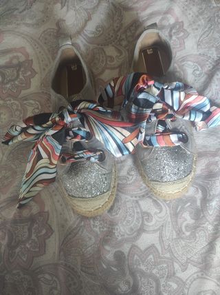 Zapatillas plateadas con lazo