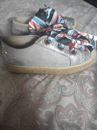 Zapatillas plateadas con lazo