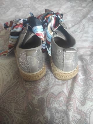 Zapatillas plateadas con lazo