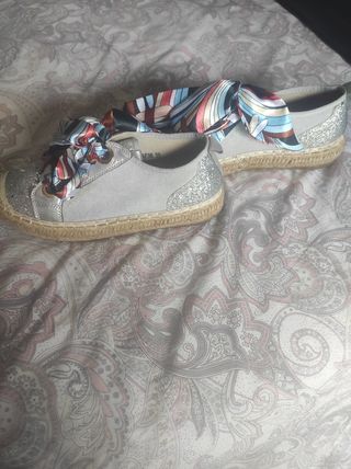 Zapatillas plateadas con lazo