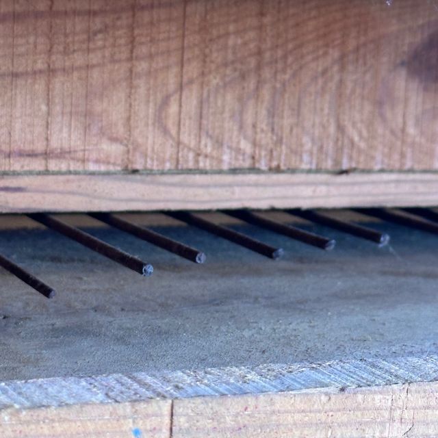 Piano madera vintage rojo (no se la marca). 