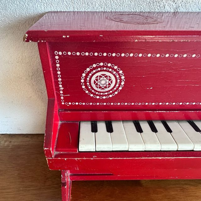Piano madera vintage rojo (no se la marca). 