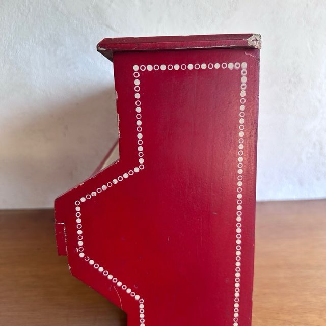 Piano madera vintage rojo (no se la marca). 