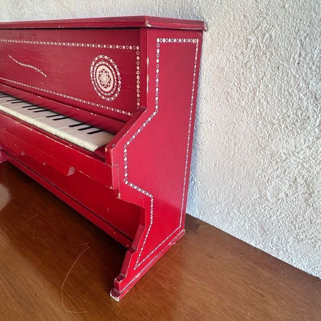 Piano madera vintage rojo (no se la marca). 