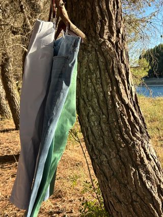3 pantalones: azul, verde, gris