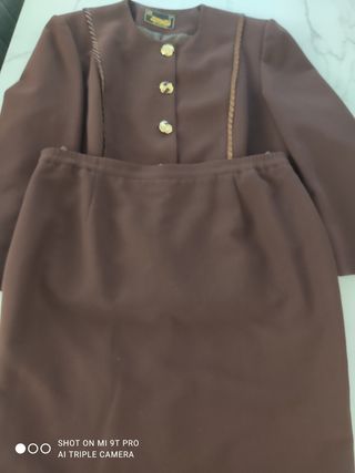 Traje falda marrón