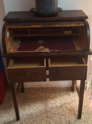 Escritorio muy antiguo de madera