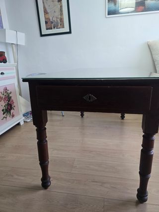 Mesa antigua de madera con cristal