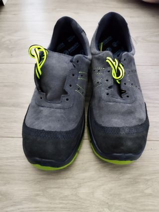 Zapatos de seguridad.