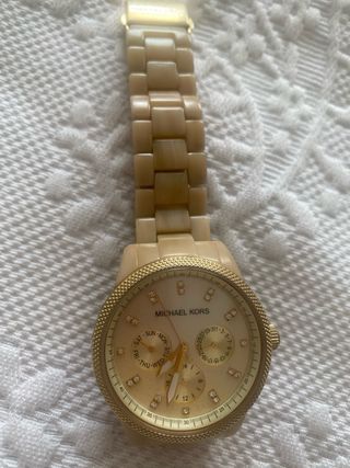 Reloj Michael Kors beige y dorado