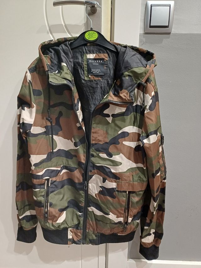 Cazadora Bershka camuflaje talla S
