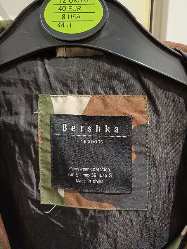 Cazadora Bershka camuflaje talla S
