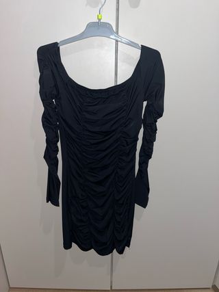 Vestido negro fruncido corto