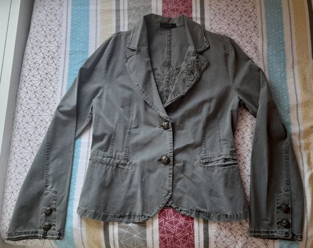 Chaqueta tipo militar verde con decoración bordada