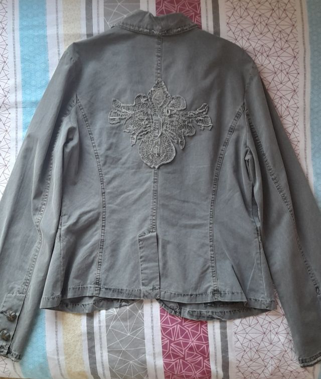 Chaqueta tipo militar verde con decoración bordada