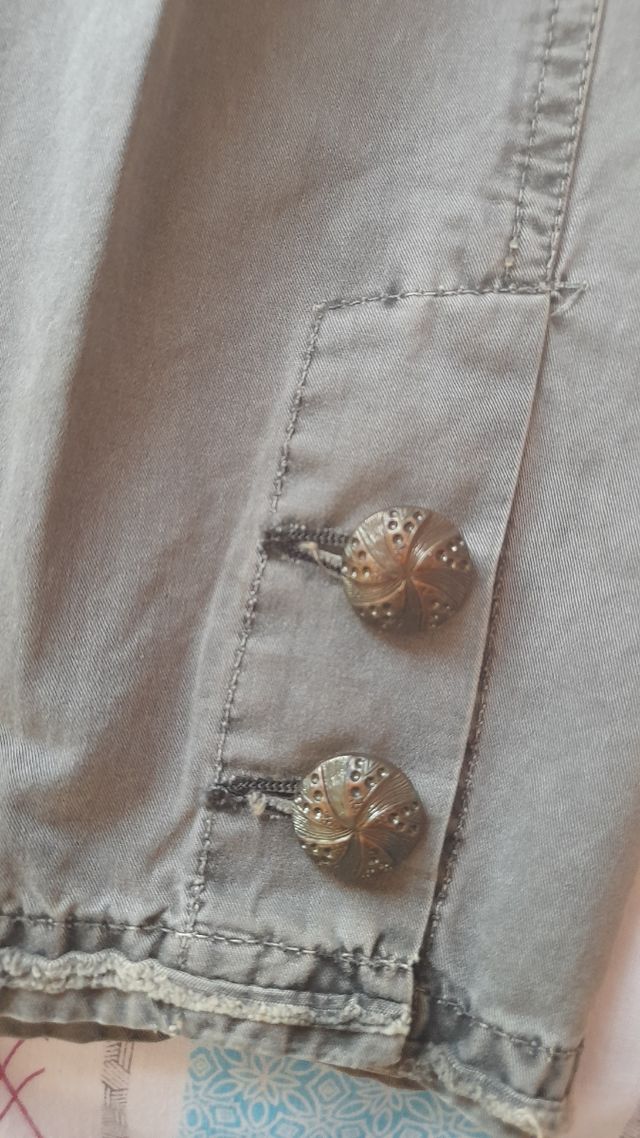 Chaqueta tipo militar verde con decoración bordada