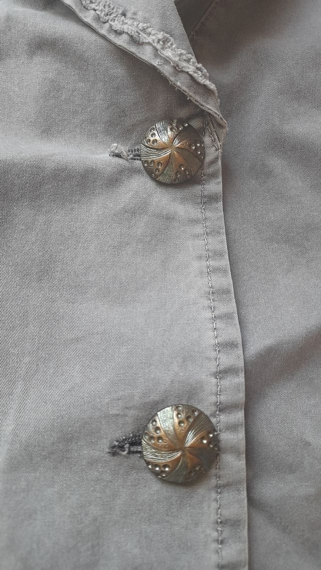 Chaqueta tipo militar verde con decoración bordada