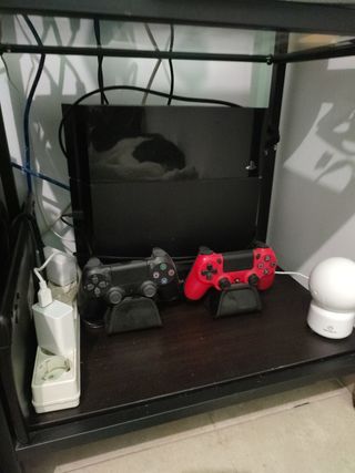 PS4 (PlayStation 4) - Consola y un mando