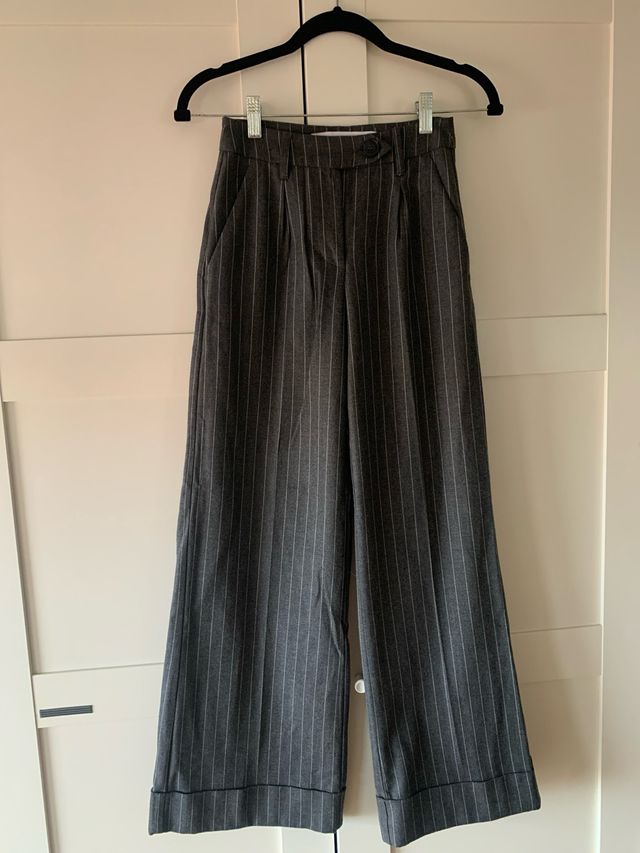 Pantalón pinzas gris a rayas