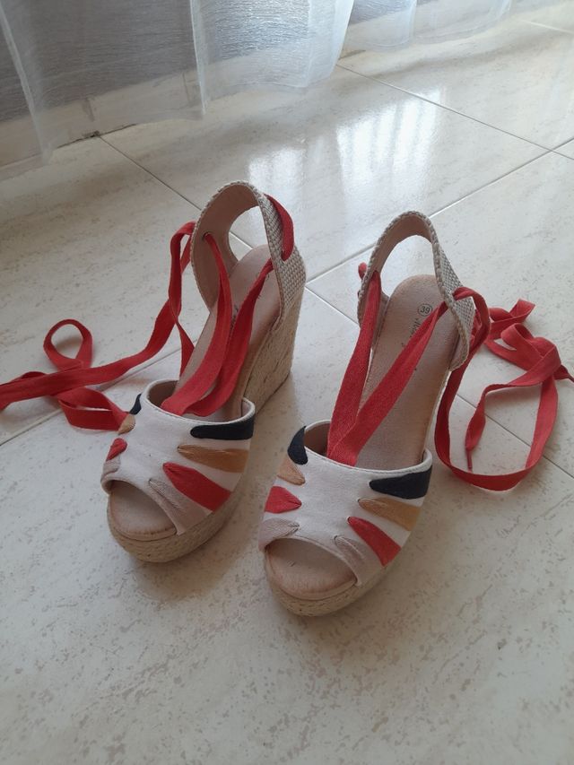 Zapatos cuña beige y rojo nº39