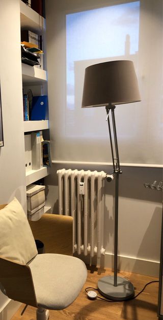 Lámpara pie gris topo (Tira a beige) - moderna