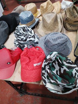 22 Sombreros, boinas y gorras- Colores varios