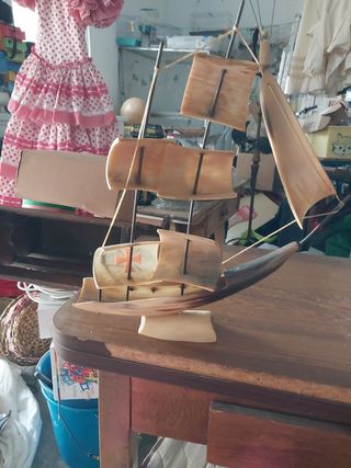 Barco velero antiguo artesanal