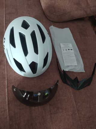 Casco bici o patinete con visera