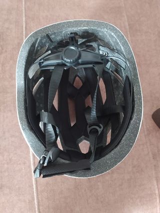 Casco bici o patinete con visera