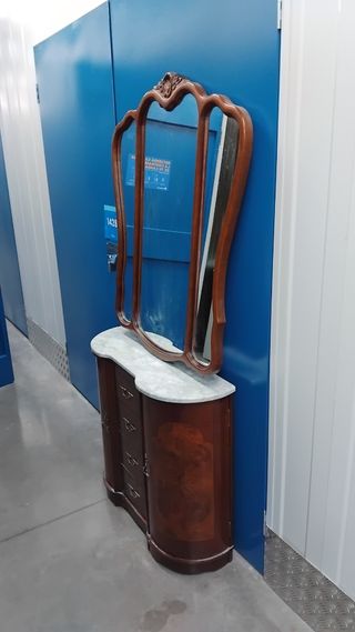 Tocador antiguo con espejo tríptico