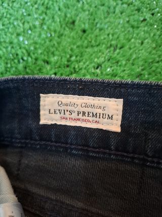 Pantalón Levis Azul COMO NUEVO
TALLA W26 L30
