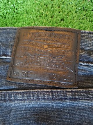Pantalón Levis Azul COMO NUEVO
TALLA W26 L30