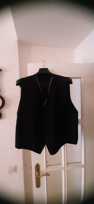 Chaque. Chaqueta pantalón y chalequillo.