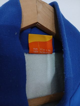 Chaqueta bomber azul y blanca