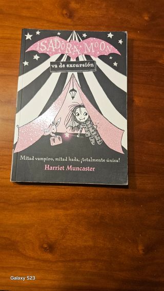 Isadora Moon va de excursion / Isadora Moon Goe...