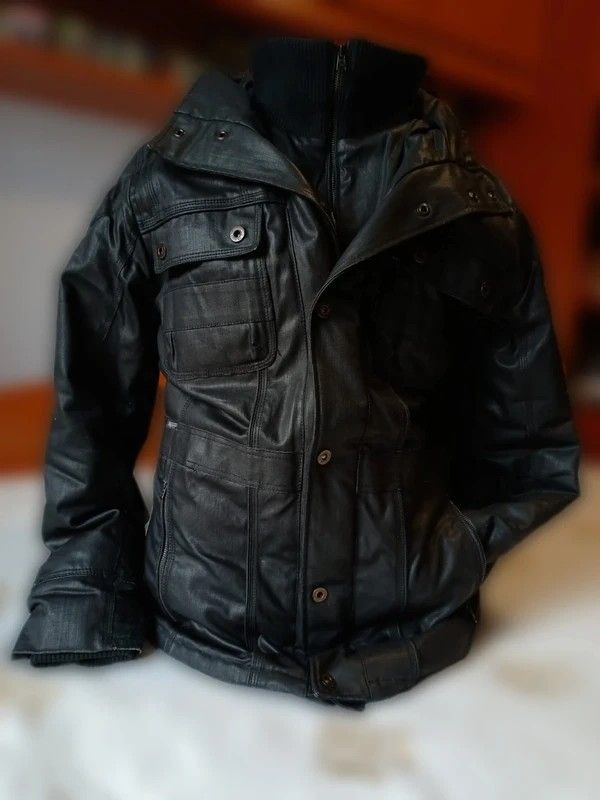 Cazadora de  cuero sintetico de color negro