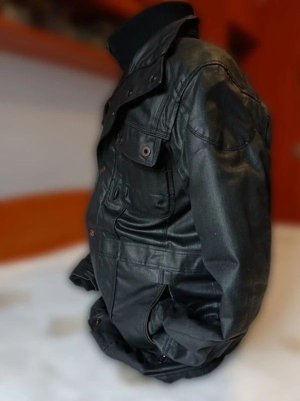 Cazadora de  cuero sintetico de color negro