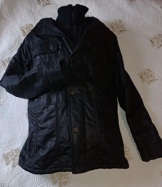 Cazadora de  cuero sintetico de color negro