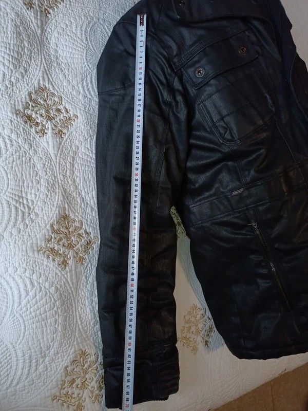 Cazadora de  cuero sintetico de color negro