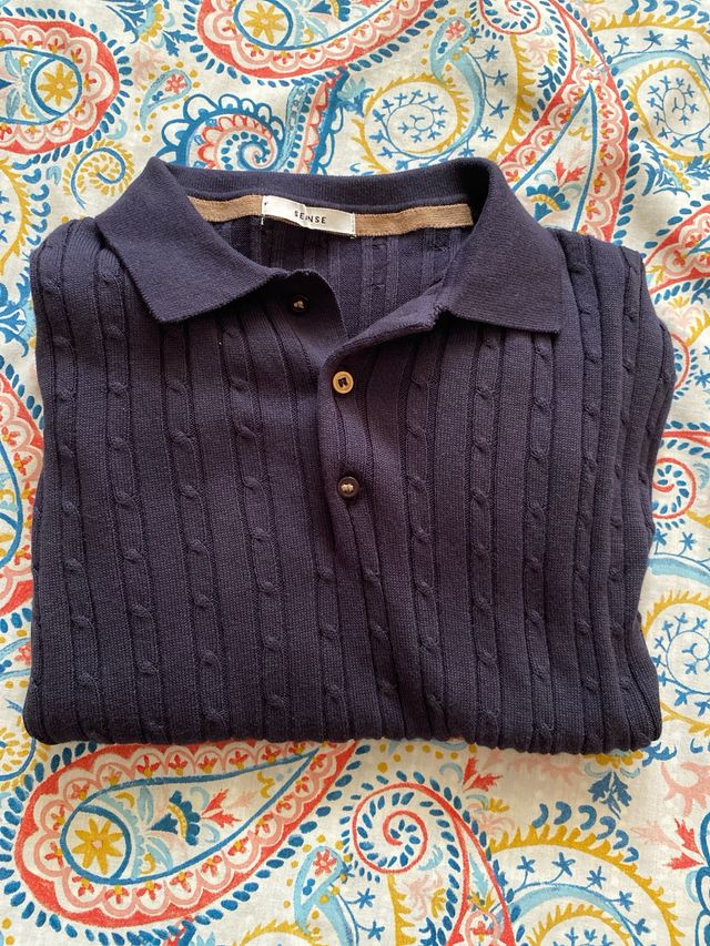 Polo de punto azul marino