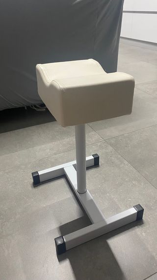 Reposapiés blanco y beige, como nuevo 