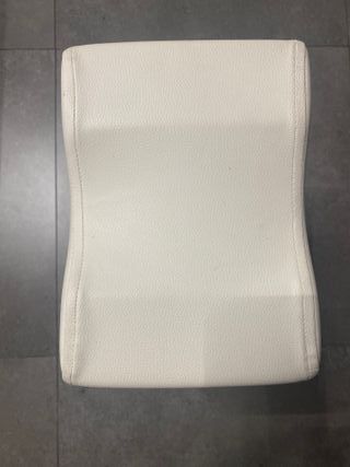 Reposapiés blanco y beige, como nuevo 
