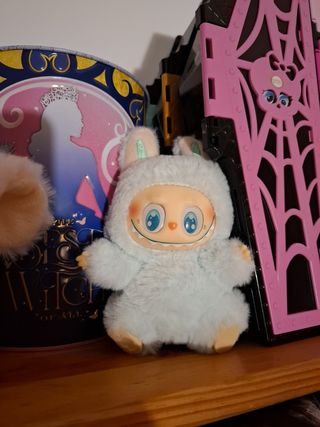 Labubu turquesa peluche