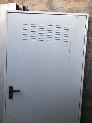 Puerta metálica blanca usada