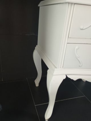 Mesilla de noche blanca antigua