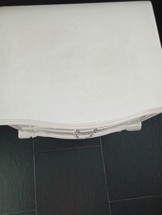 Mesilla de noche blanca antigua