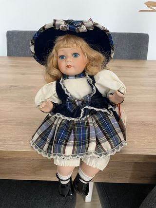 Muñeca porcelana escocesa