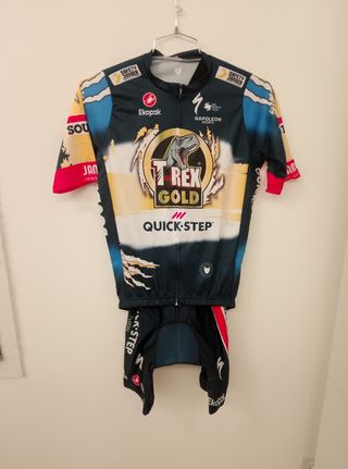 Completo bici Quick-Step T-Rex Gold 2025