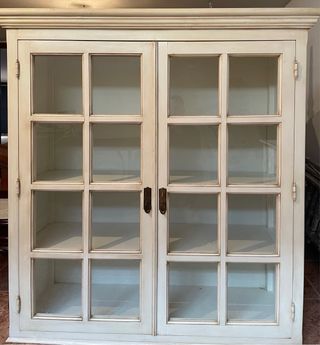 Vitrina con puertas de cristal