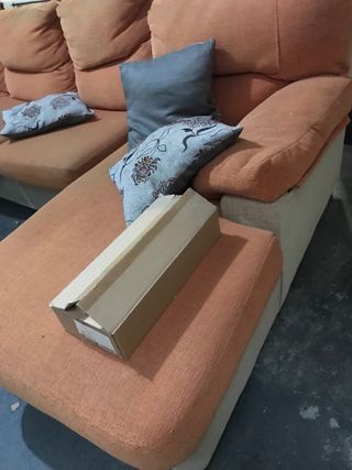 Sofá chaise longue beige y naranja